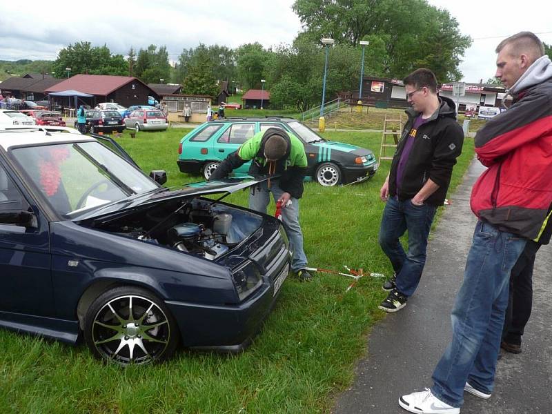 NABLÝSKANÉ POVOZY přilákaly fandy či jen tak zvídavé diváky už na 12. ročníku tradičního tuningového srazu. 