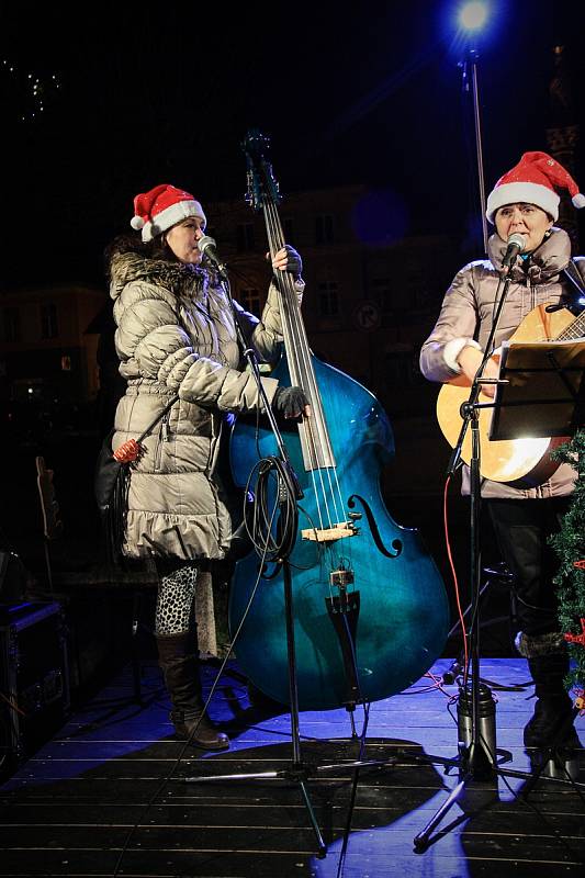 Česko zpívá koledy: V Polici nad Metují zahrálo osvědčené Dam Trio.