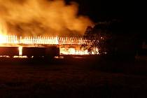 Požár skladovací haly v Broumově.