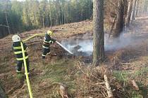 Ve středu krátce po 15. hodině profesionálové hasiči z Náchoda a JSDH Horní Radechová likvidovali požár lesní hrabanky po pálení klestu. Foto: HZS KHK