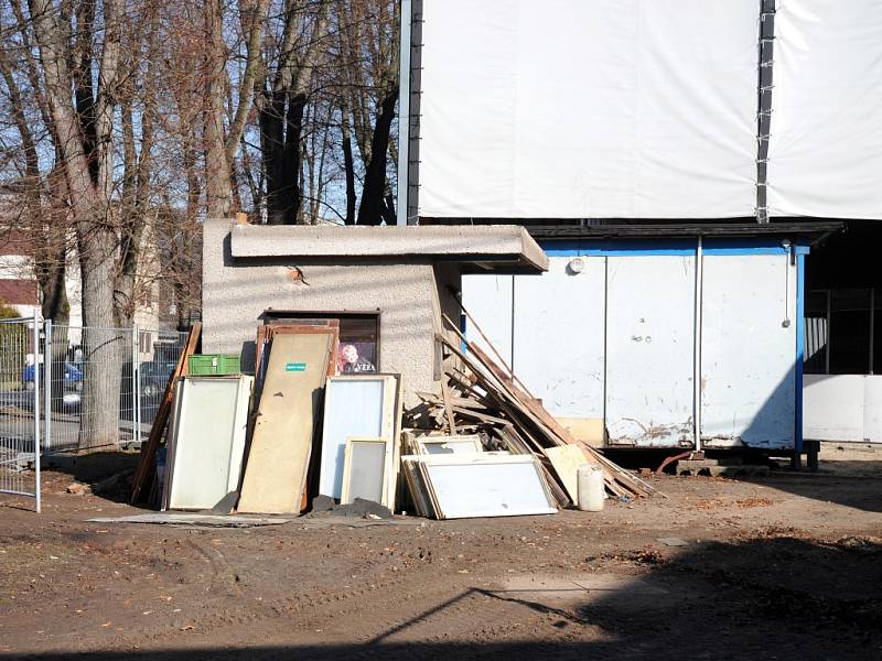 Demolice kabin hronovského zimního stadionu.