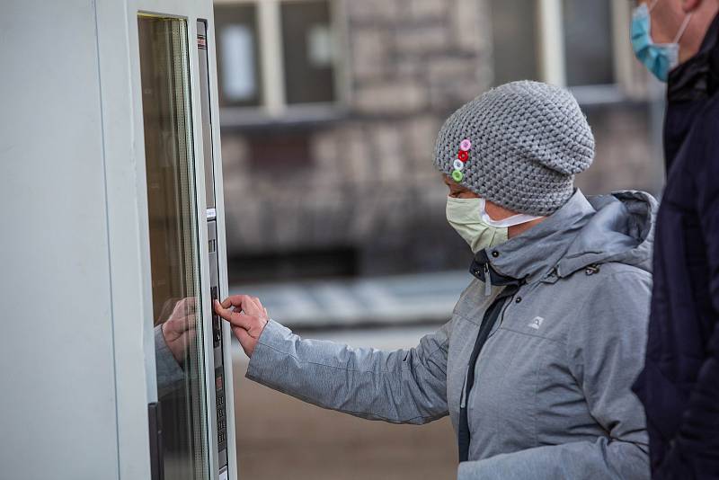 Automat na roušky zprovoznily v Náchodě u městského úřadu. Takzvaný rouškomat  je v permanenci.