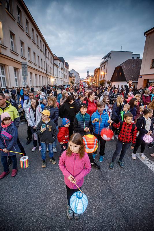 Po dvou letech mohli v Novém Městě uctít  památky padlých ve světových válkách lampionovým průvodem a ohňostrojem.