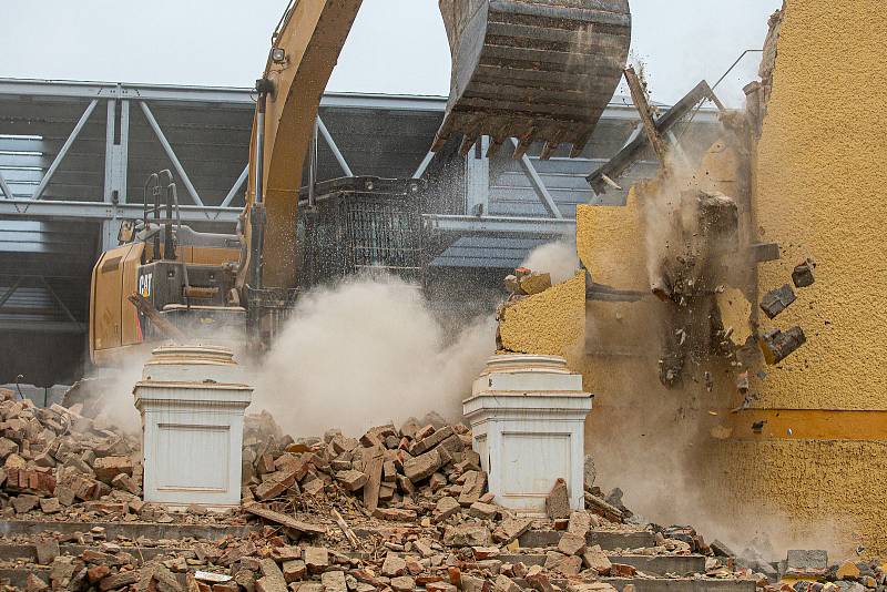 Demolice haly firmy Hauk, která v tomto roce vyhořela.