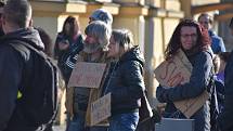 Na hronovském náměstí lidé protestovali proti vládním opatřením okolo koronavirové situace.  Hlavní slovo měl občanský aktivista David Tesař, který vybízel ke změně strachu a nepřátelství na prosperitu a radost. Výzvu k nasazení roušek takřka nikdo neresp