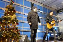 V Nahořanech přivítali advent v předstihu již v pátek v podvečer, kdy se vánoční stromek rozsvítil za vydatné nadílky sněhových vloček a písní v živém podání Petra Koláře.