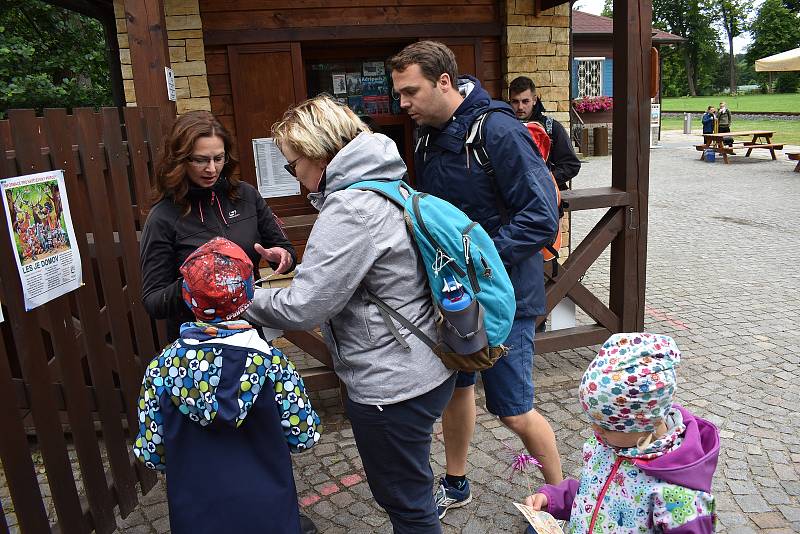 Přímou linku z Wałbrzychu do Adršpachu polští turisté zatím nevyužívají na plnou kapacitu. V meziročním srovnání jich rapidně ubylo. V Adršpachu tak zatím jednoznačně převažují domácí turisté.