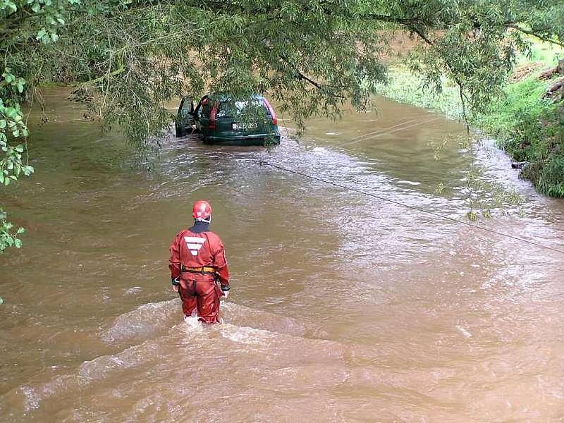 Hasiči vytáhli automobil z řeky. Po majiteli policisté i hasiči pátrají.