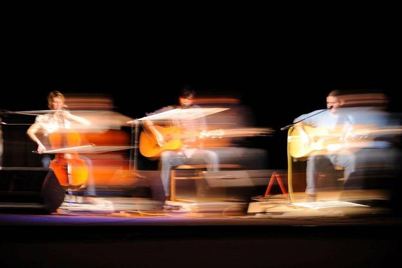 Silnou hudební kávu v podobě originálního akustického tria z Brna Model Bazaar  připravilo na čtvrteční večer oddělení kultury do prostor Městského divadla v Broumově.