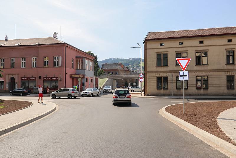 Stavbaři v centru Náchoda dokončili novou „zkratku“.