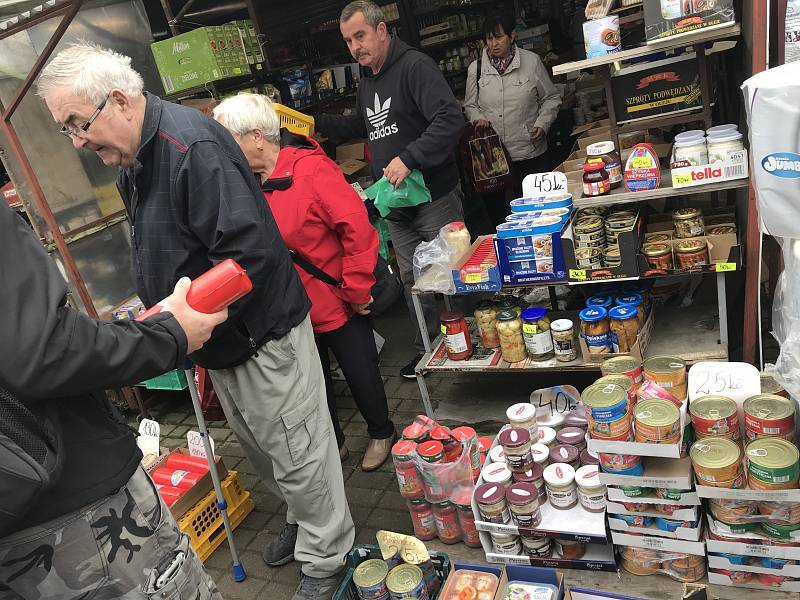 Svatý Václav zavřel obchody, Češi proto vyrazili na nákupy do Polska.