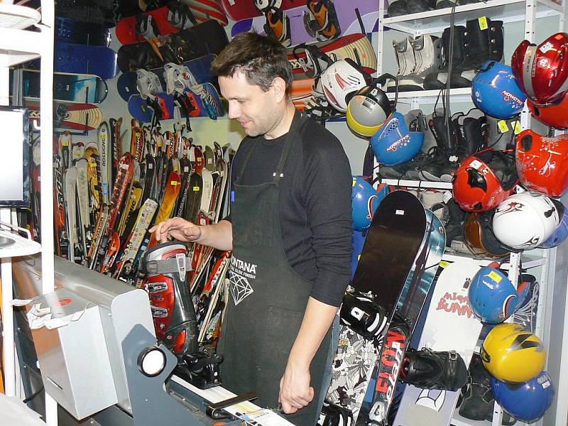 TOMÁŠ KRAML, majitel náchodského Radical Sportu, při seřizování lyží