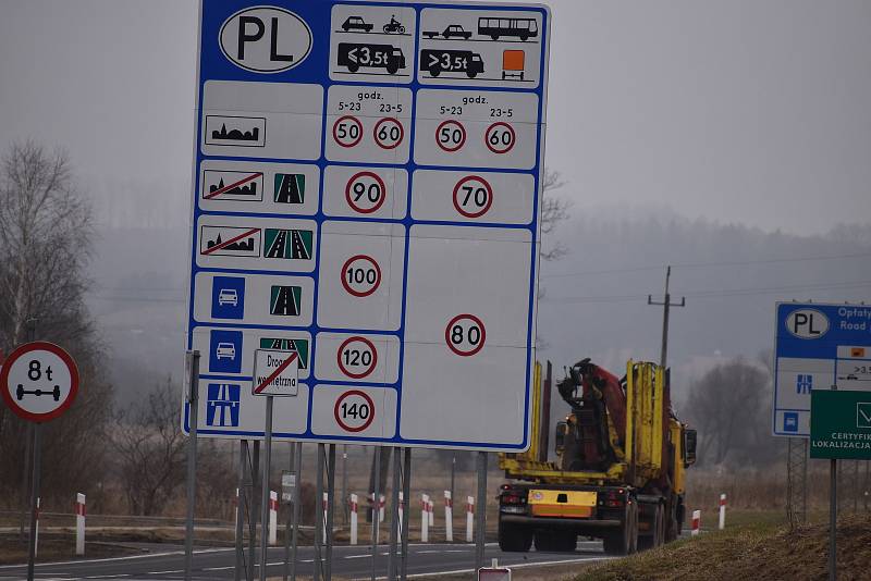 Na hraničním přechodu ve Starostíně byly dokonce tři uniformované složky - policie, hraniční stráž i celníci. Řidič nákladního vozu jedoucí zřejmě pro klády v pohodě projel bez kontroly.