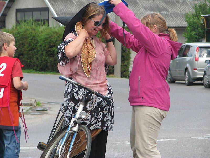 AKCE „TOUR DE TORPÉDO“ – cyklistické závody s nádechem recese – přilákala v sobotu odpoledne celkem 159 dospělých závodníků. Většina z nich byla oděna do dobového oblečení. 