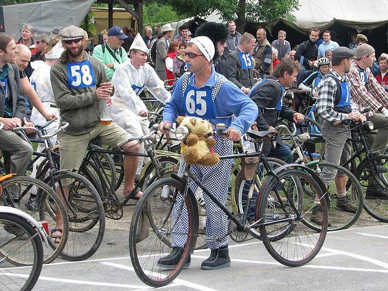 AKCE „TOUR DE TORPÉDO“ – cyklistické závody s nádechem recese – přilákala v sobotu odpoledne celkem 159 dospělých závodníků. Většina z nich byla oděna do dobového oblečení. 