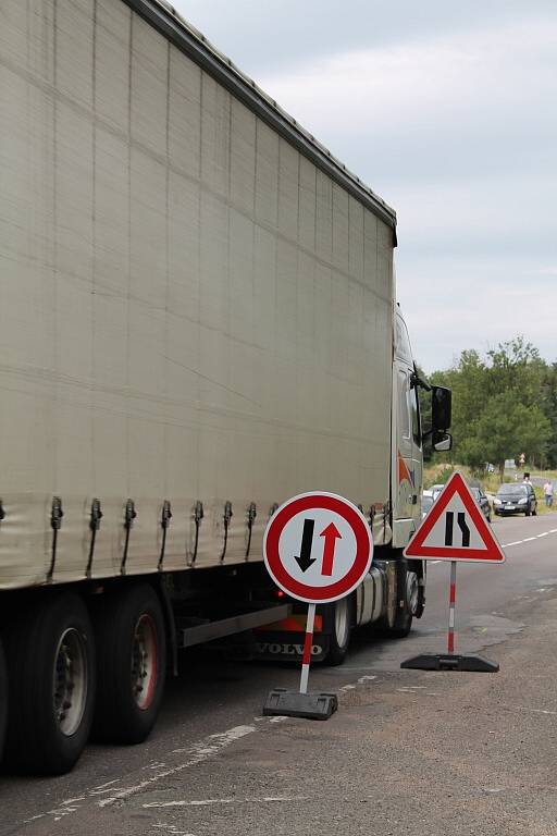 Poklepali základní kámen stavby nové silnice přes hřeben Broumovských stěn v lokalitě zvané Pasa mezi Broumovem a Policí nad Metují.