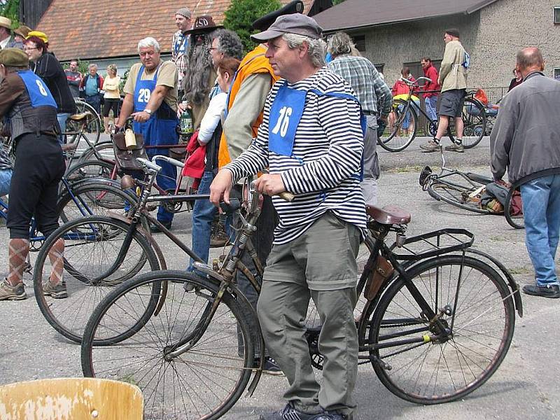 AKCE „TOUR DE TORPÉDO“ – cyklistické závody s nádechem recese – přilákala v sobotu odpoledne celkem 159 dospělých závodníků. Většina z nich byla oděna do dobového oblečení. 