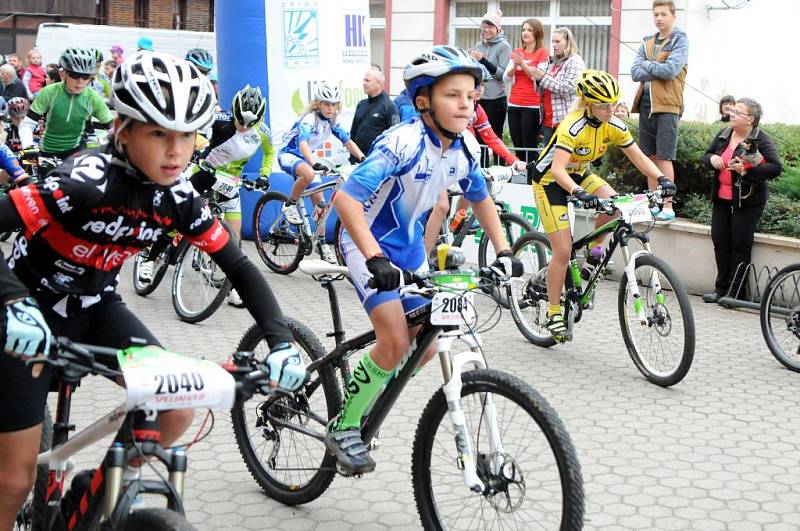 Na start nejtěžšího maratonu horských kol v České republice se na teplickém náměstí postavilo neuvěřitelných 1002 závodníků. 