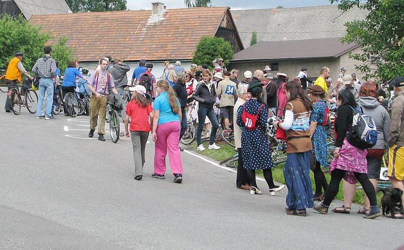 AKCE „TOUR DE TORPÉDO“ – cyklistické závody s nádechem recese – přilákala v sobotu odpoledne celkem 159 dospělých závodníků. Většina z nich byla oděna do dobového oblečení. 