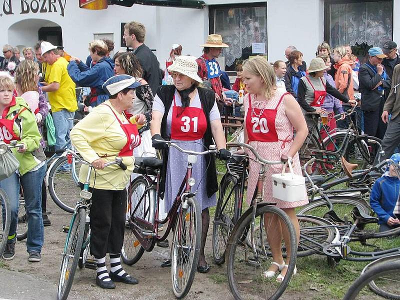 AKCE „TOUR DE TORPÉDO“ – cyklistické závody s nádechem recese – přilákala v sobotu odpoledne celkem 159 dospělých závodníků. Většina z nich byla oděna do dobového oblečení. 