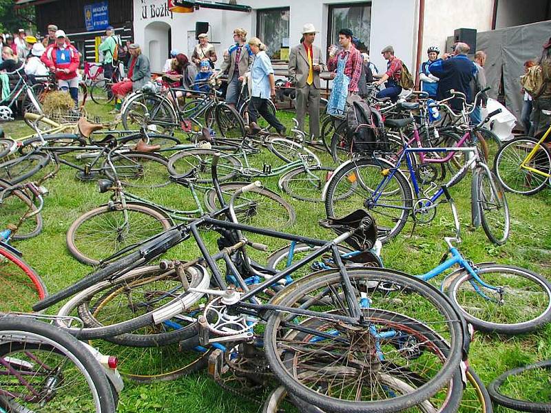 AKCE „TOUR DE TORPÉDO“ – cyklistické závody s nádechem recese – přilákala v sobotu odpoledne celkem 159 dospělých závodníků. Většina z nich byla oděna do dobového oblečení. 