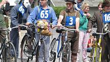 AKCE „TOUR DE TORPÉDO“ – cyklistické závody s nádechem recese – přilákala v sobotu odpoledne celkem 159 dospělých závodníků. Většina z nich byla oděna do dobového oblečení. 