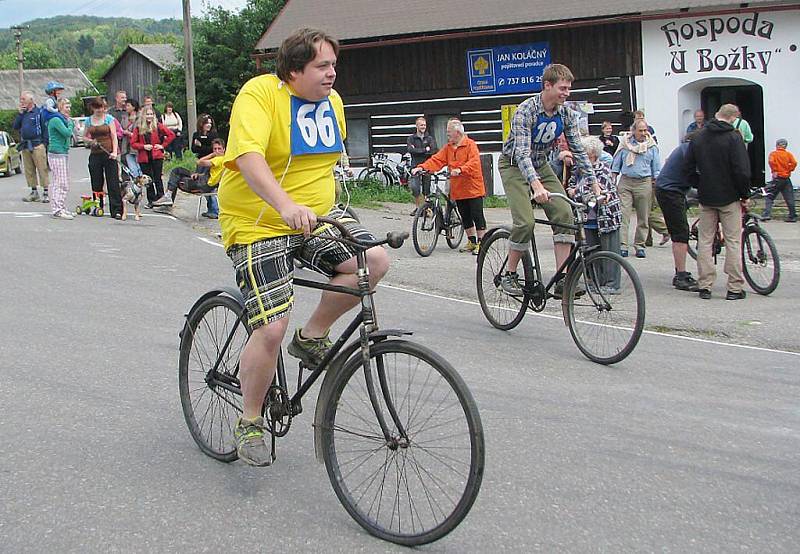 AKCE „TOUR DE TORPÉDO“ – cyklistické závody s nádechem recese – přilákala v sobotu odpoledne celkem 159 dospělých závodníků. Většina z nich byla oděna do dobového oblečení. 