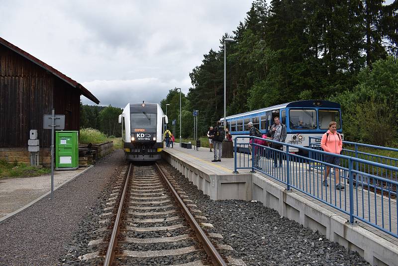 Přímou linku z Wałbrzychu do Adršpachu polští turisté zatím nevyužívají na plnou kapacitu. V meziročním srovnání jich rapidně ubylo. V Adršpachu tak zatím jednoznačně převažují domácí turisté.