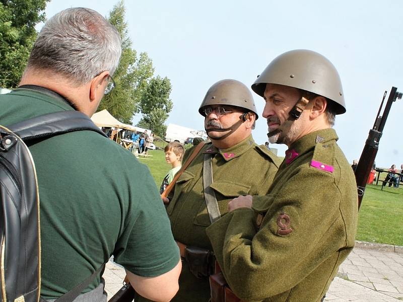 V sobotu 9. září se na Dobrošově vzpomínalo. Na všechny, kteří se na stavbě opevnění před osmdesáti lety podíleli.