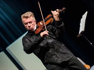 VYSTOUPENÍ JAROSLAVA SVĚCENÉHO a Miloslava Klause symbolicky zahájilo letošní 12. ročník hudebního festivalu Za poklady Broumovska. 
