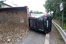Nehoda traktoru a osobního auta uzavřela silnici I/14 v Náchodě