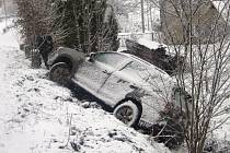 Hasiči z Dobrušky zasahovali u dopravní nehody osobního automobilu v části Kamenice. Automobil hrozil pádem ze srázu do potoka.
