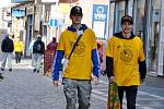 Dobrovolníci nabízejí žlutá kvítka. Je Český den proti rakovině