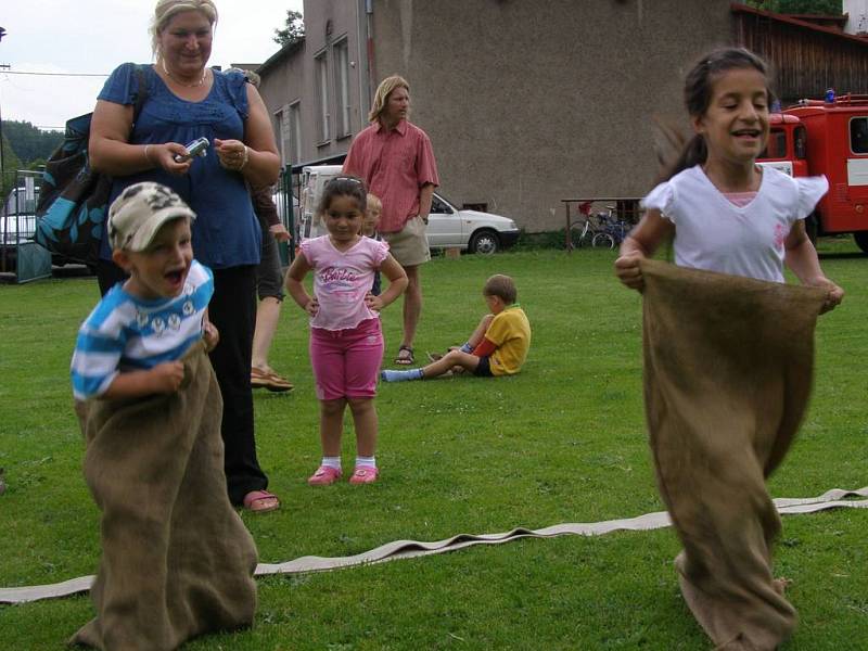 Pro děti byla připravena řada rozmanitých soutěží. Tradičně se utkaly také ve skákání v pytlích.