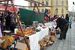 V neděli, tradičně týden před adventem, ožil Čapkův sál a část hronovského náměstí vánočními trhy.
