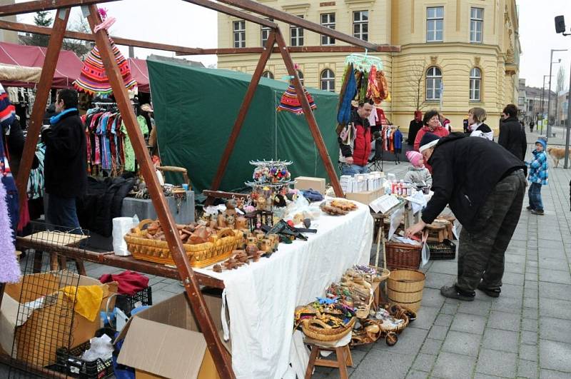 V neděli, tradičně týden před adventem, ožil Čapkův sál a část hronovského náměstí vánočními trhy.