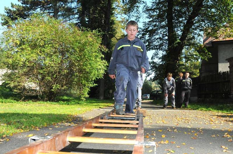 Na čtrnáctý ročník Hronovského poháru mladých hasičů si přijelo poměřit svou připravenost a zdatnost při zdolávání připravených úkolů dvaatřicet pětičlenných hlídek z celého regionu. 