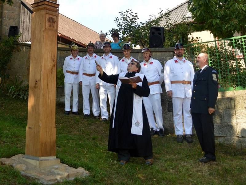 Královédvorský kněz a děkan Jan Czekała vysvětil novou dřevěnou zvoničku, jež na jednom z kopcovitých okrajů vísky stojí od loňského prosince.