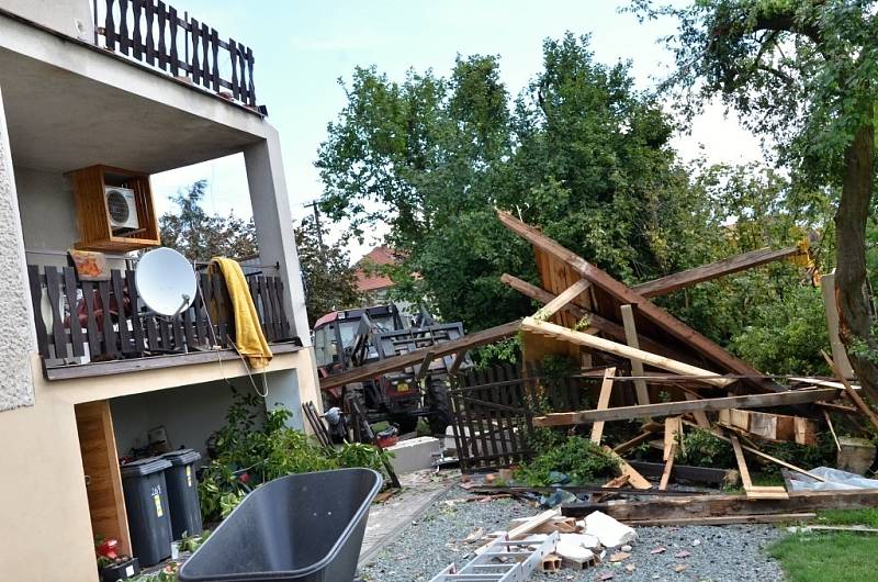 Dům manželů Menclových po páteční větrné smršti. V Bohuslavicích dopadl nejhůř.