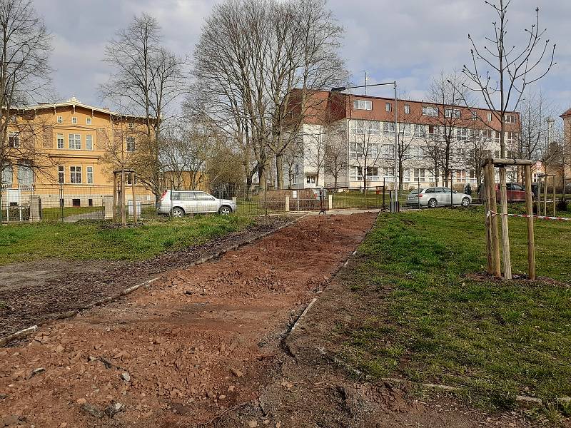 Zhruba 140 metrů dlouhý úsek přes Schrollův park je vydlážděn žulovými kostkami.