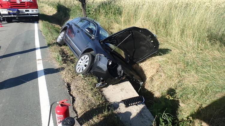 Řidič narazil do mostku, auto zůstalo v příkopě.