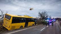 U Černčic havaroval autobus s cestujícími, pět lidí se zranilo.