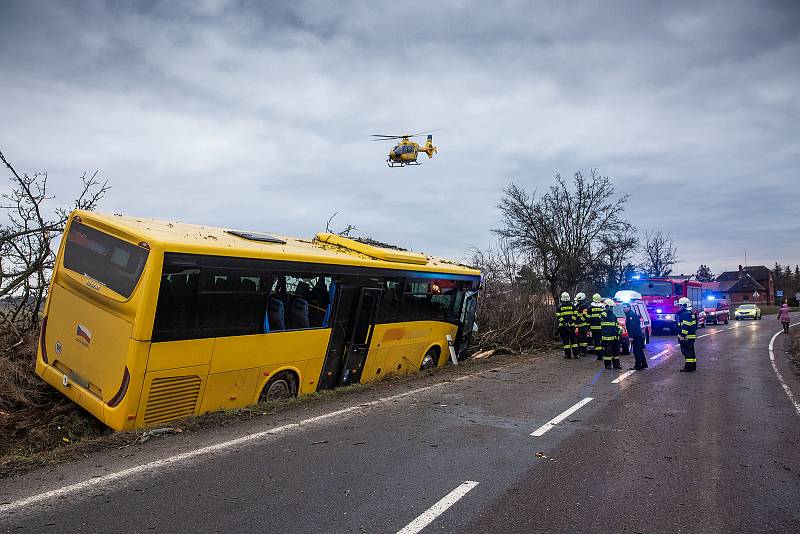 U Černčic havaroval autobus s cestujícími, pět lidí se zranilo.