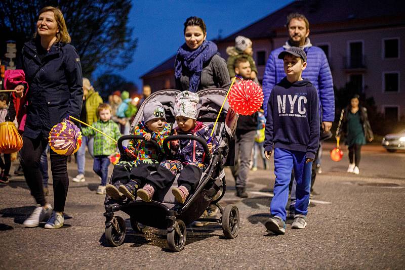 Po dvou letech mohli v Novém Městě uctít  památky padlých ve světových válkách lampionovým průvodem a ohňostrojem.