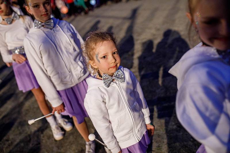 Po dvou letech mohli v Novém Městě uctít  památky padlých ve světových válkách lampionovým průvodem a ohňostrojem.