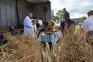 Dožínkovým průvodem a žehnáním úrody vzdali v sobotu obyvatelé Křinic i přespolní návštěvníci hold letošní úrodě.