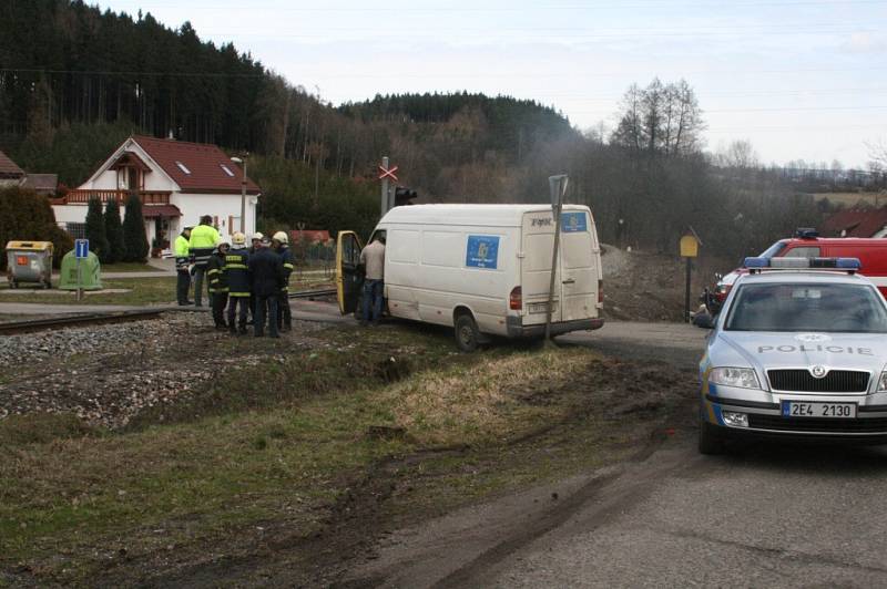 Dodávka vjela na přejezd, když projížděl vlak. 