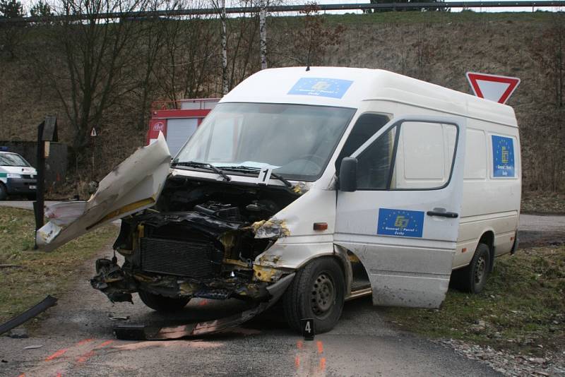 Dodávka vjela na přejezd, když projížděl vlak (Náchodsko). 