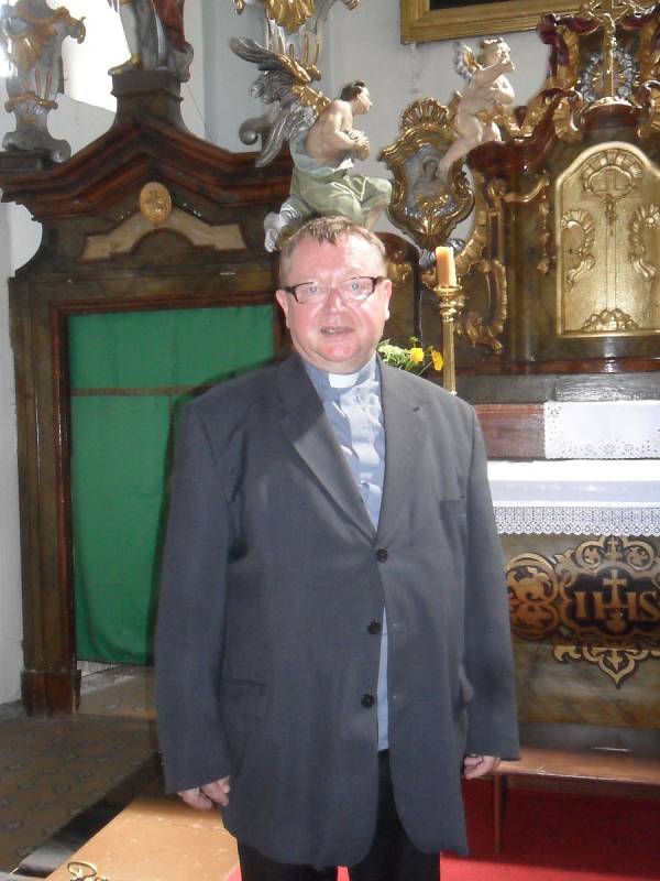 Pan farář Pawel Nowatkowski.