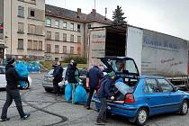 Po roční odmlce se v Novém Městě opět uspořádala humanitární sbírku, během které obyvatelé naplnili nákladní auto broumovské diakonie.